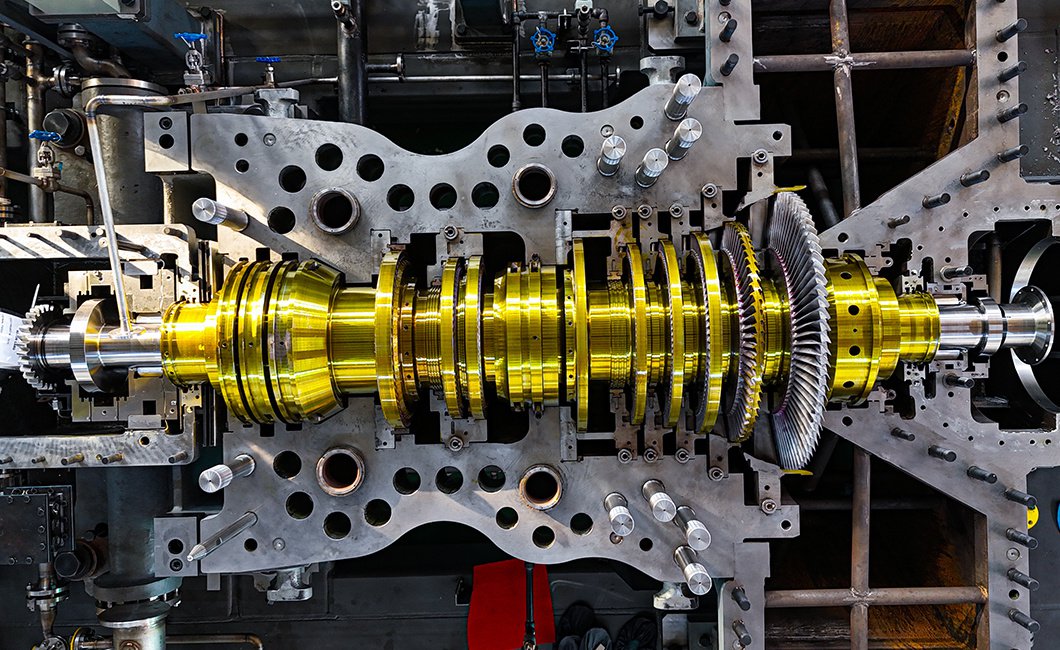 Steam turbine rotor with its rows of blades exposed