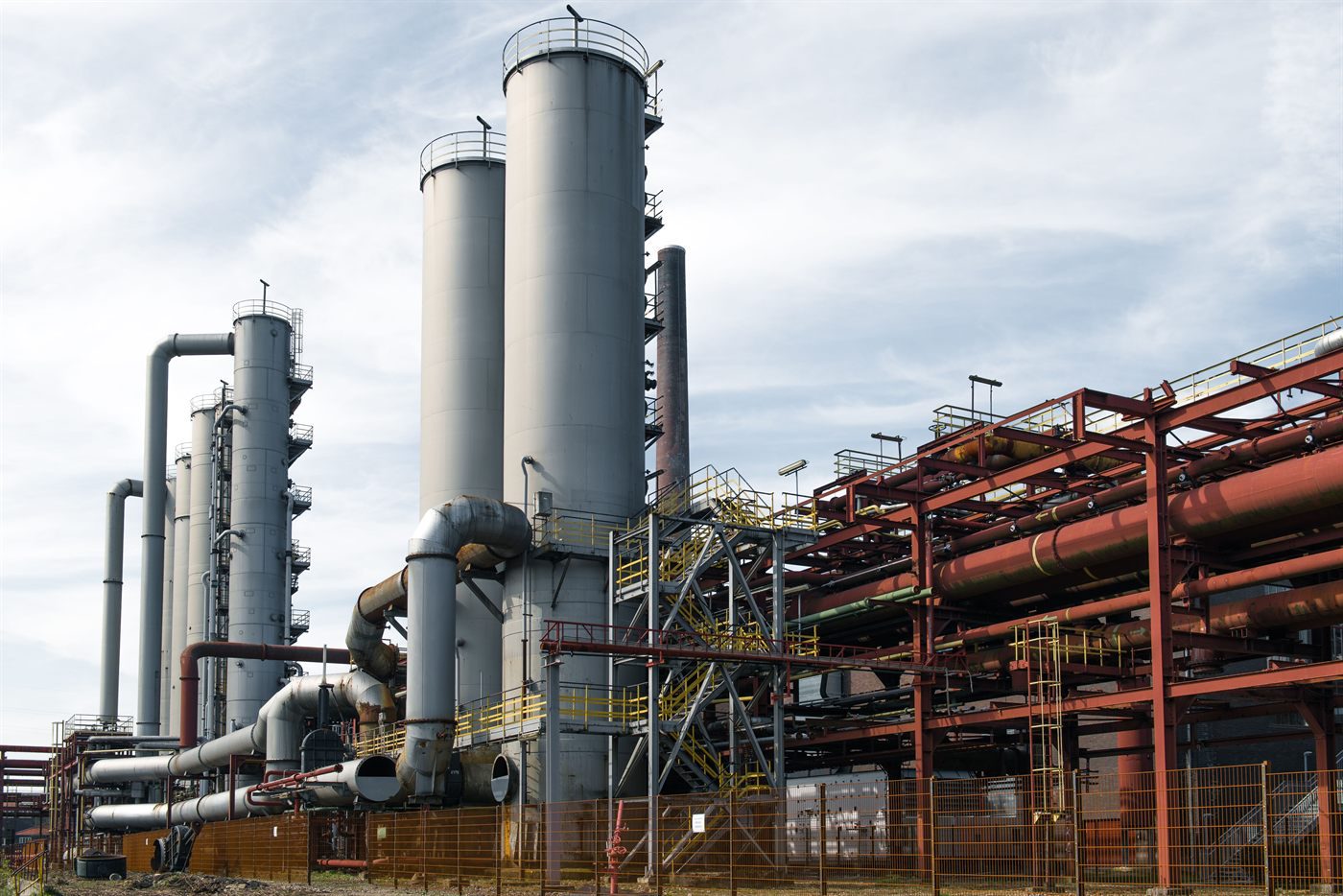 Process plant with distillation columns and red pipe racks